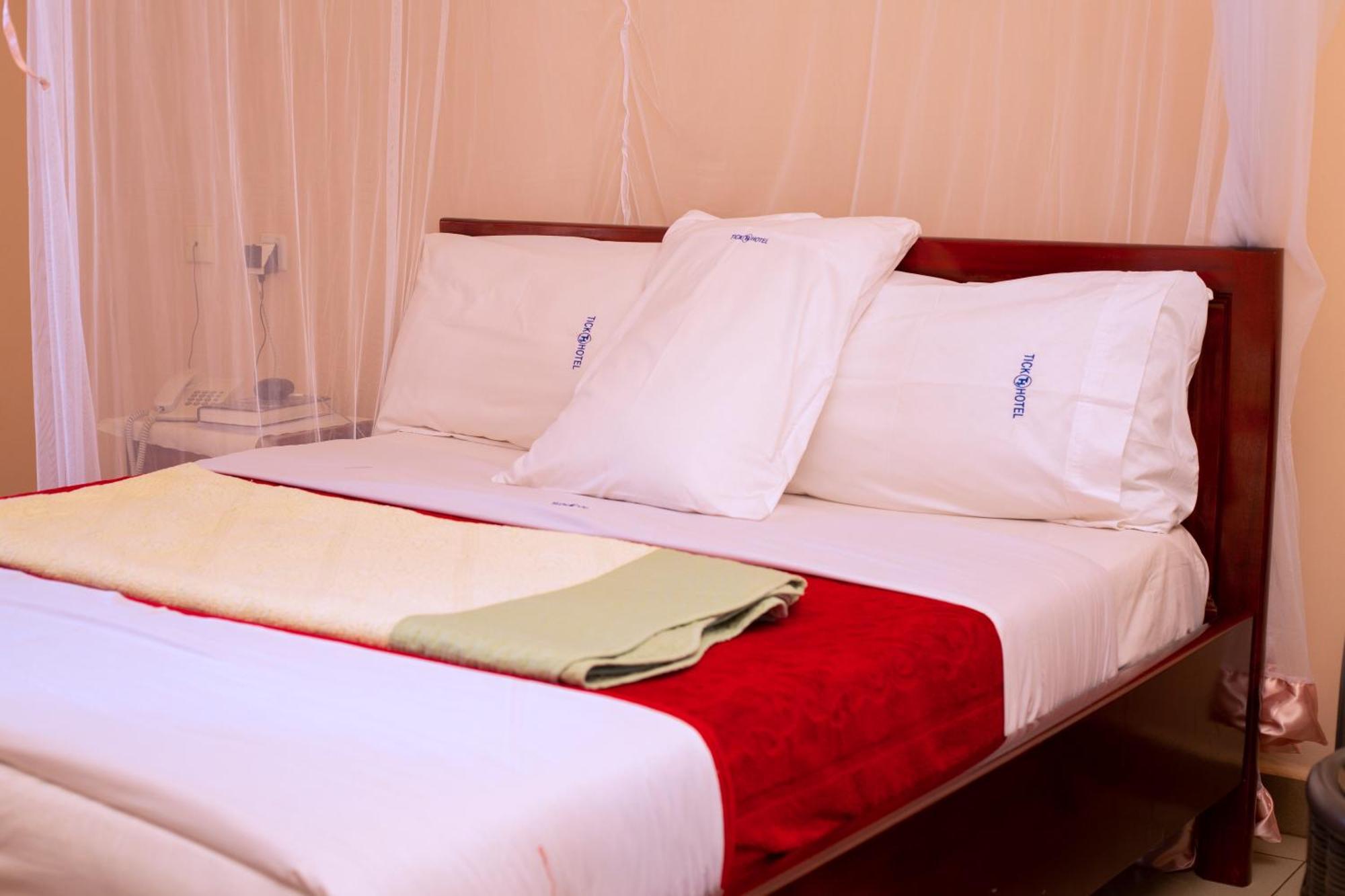 The Tick Hotel Kampala Extérieur photo